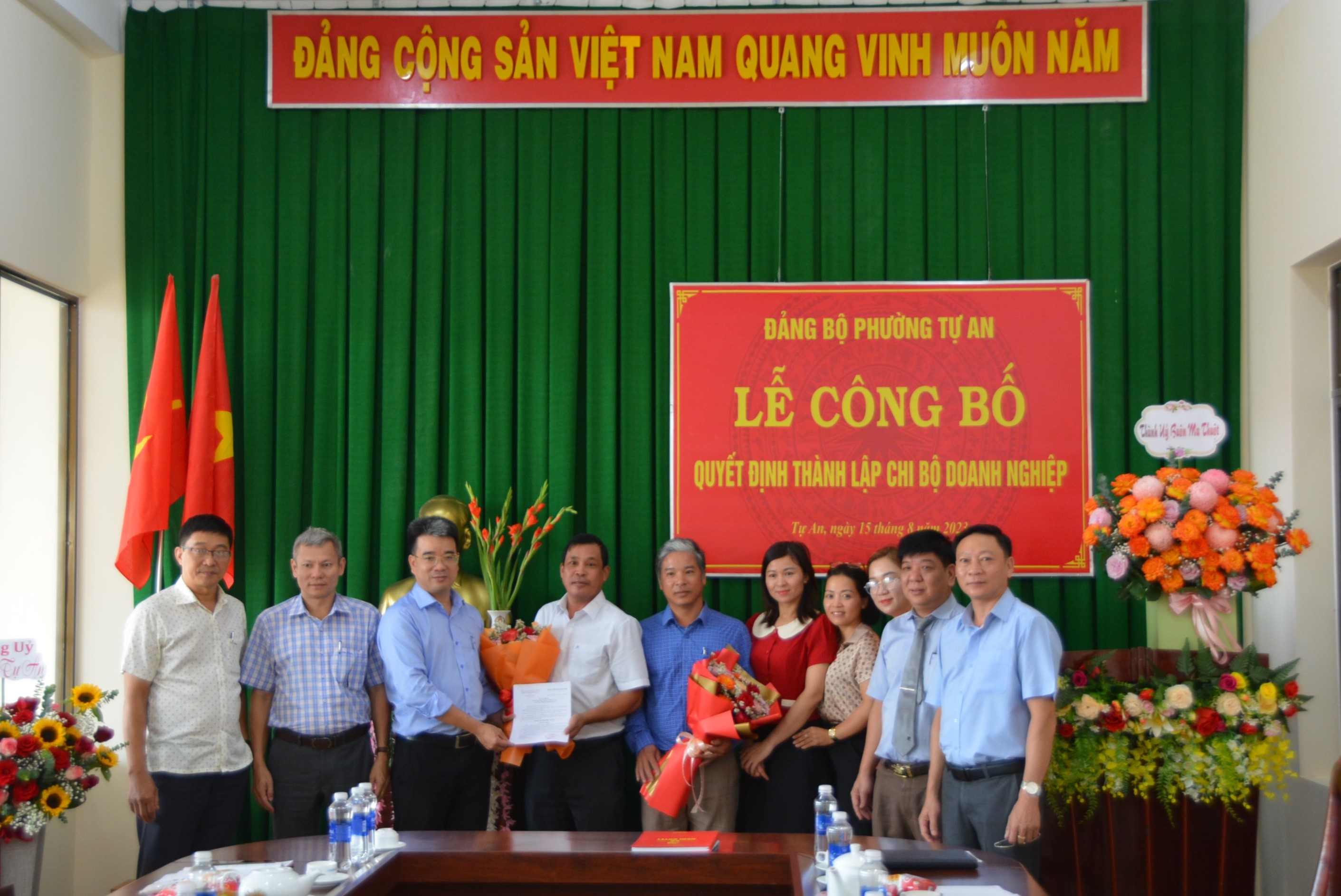 Lễ công bố Quyết định thành lập Chi bộ Công ty TNHH Lê Long trực thuộc Đảng bộ phường Tự An.